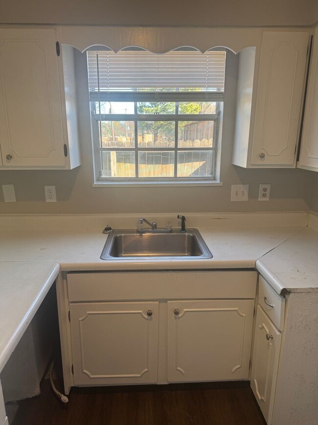 Building Photo - 996 University St