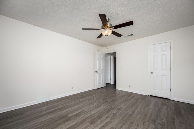 Building Photo - 4910 Laura Jeanne Blvd