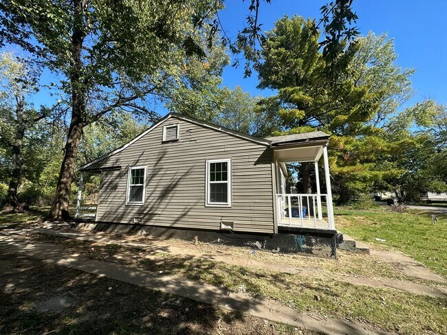 Building Photo - Cozy home in North Tulsa on a quiet street...