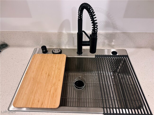 Building Photo - 350 E Desert Inn Rd