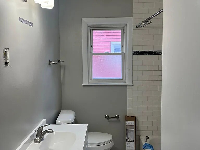 Full Bathroom - 2613 East 58th Street