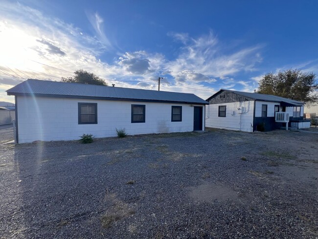 Building Photo - Cute 1 bedroom Fernley home with garage!