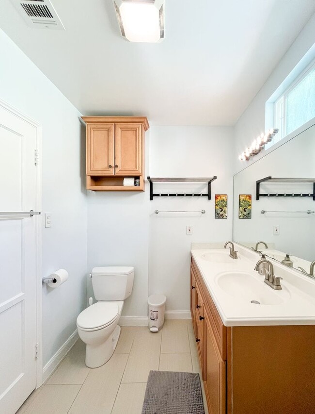 Building Photo - Charming Stand-Alone Home