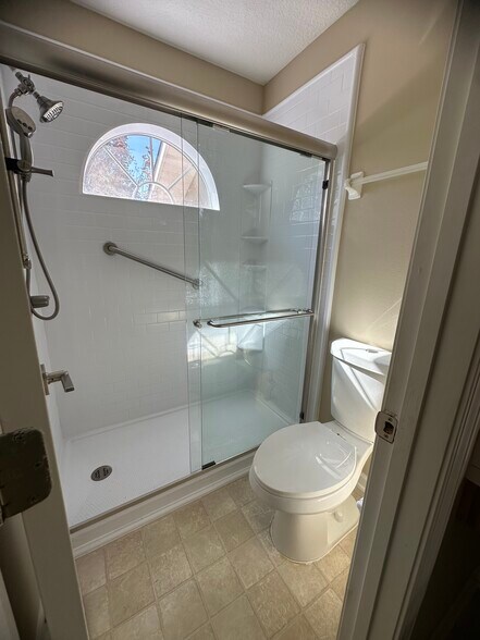 Building Photo - 1630 Vineland Cir