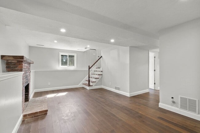Building Photo - 17 Minuteman Ln