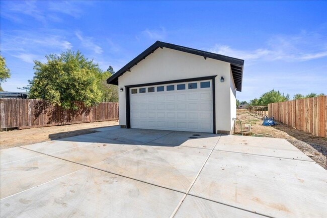 Building Photo - 4BR Home on 0.35-Acre Lot | Owned Solar