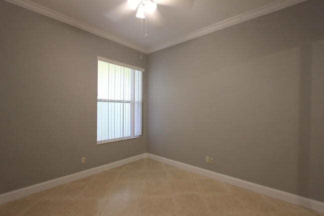 Building Photo - 240 Sussex Cir