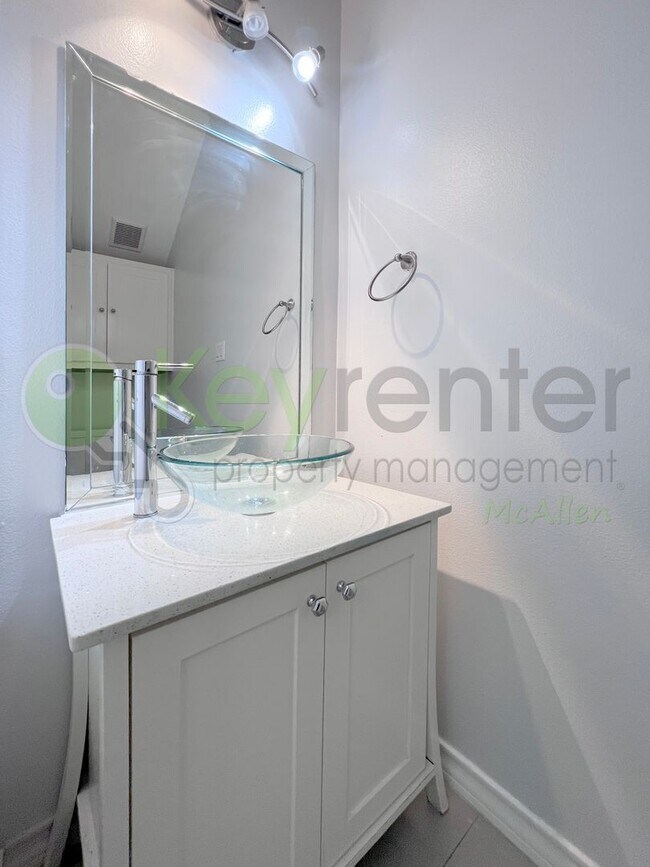 Building Photo - Beautiful 4B/2.5B Home in Mcallen