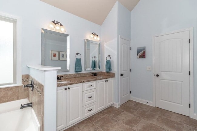 Building Photo - 5461 Everlook Cir