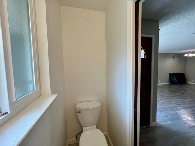 Building Photo - 5472 Roundtree Pl