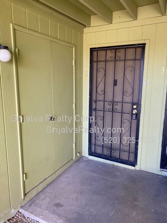 Building Photo - **MOVE-IN SPECIAL ** Spacious 2 Bedroom, 1...