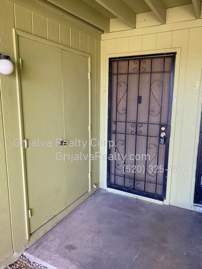 Building Photo - Spacious 2 Bedroom, 1 Bath Condo (22nd/Col...