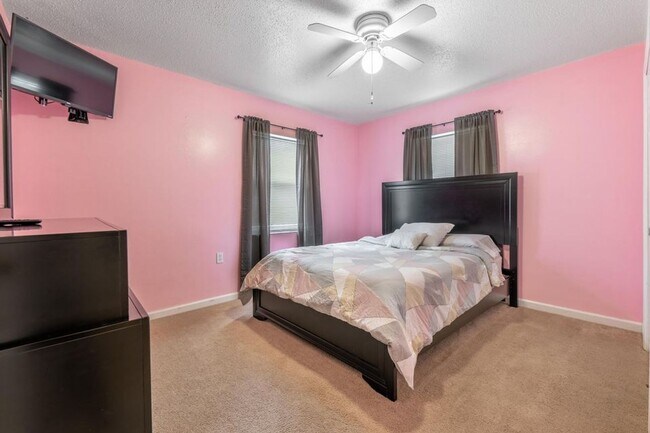 Building Photo - Charming 3 bedroom Home with Huge Fenced Yard