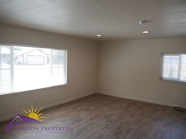 Building Photo - 2221 Rhoda Way