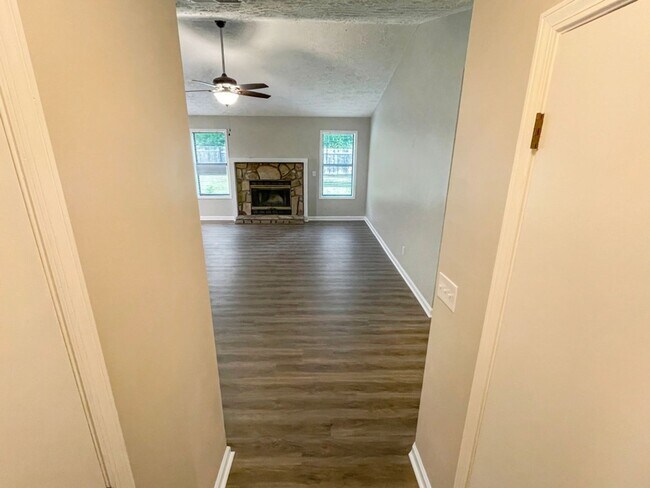 Building Photo - Powder Springs - 3BR - Fully Renovated