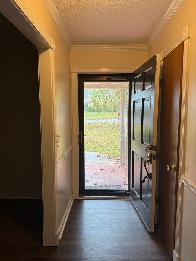 Building Photo - 102 Victoria Dr