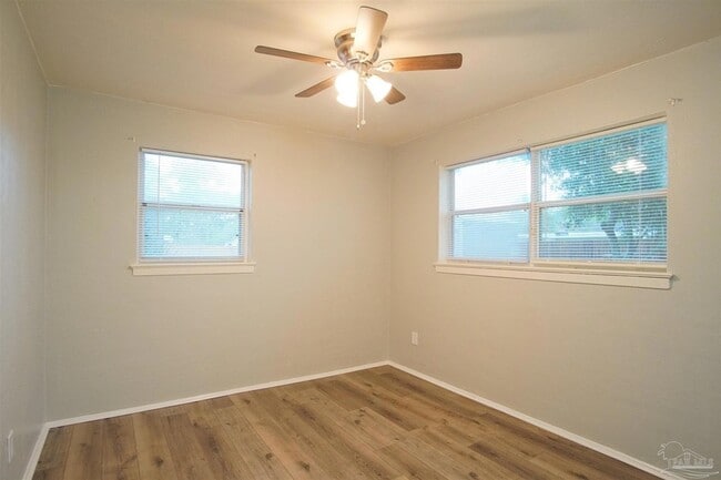 Building Photo - 160 Vassar Dr