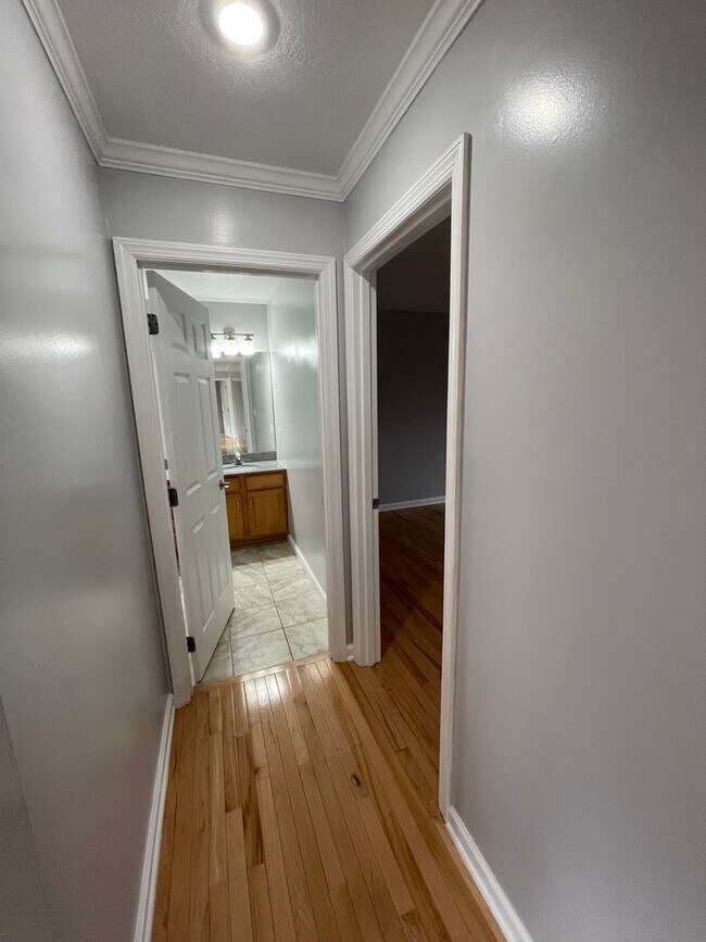 Building Photo - Beautiful custom built 5 bed 4 bath home with finished basement ready for you to move-in!