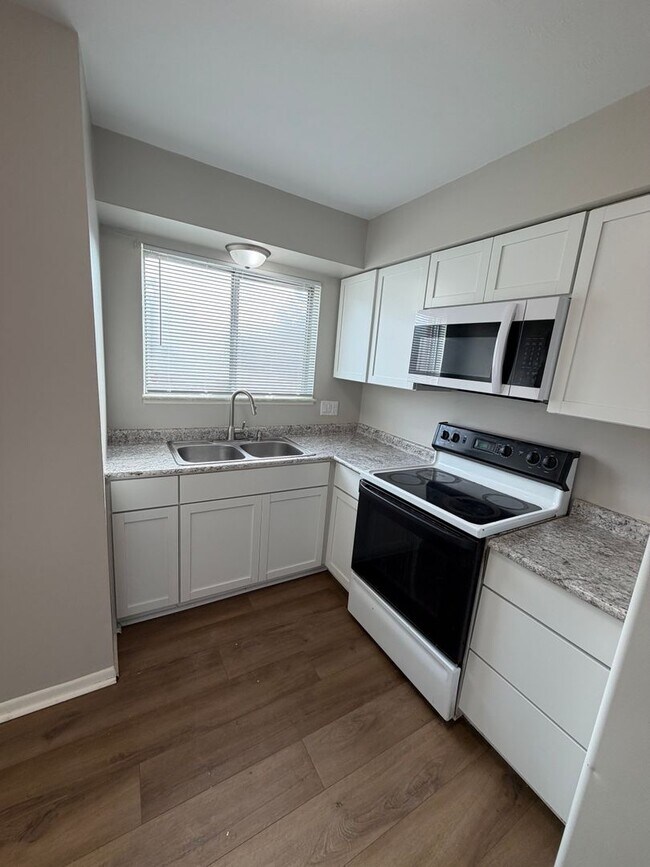 Building Photo - 5702 Orchard Ct