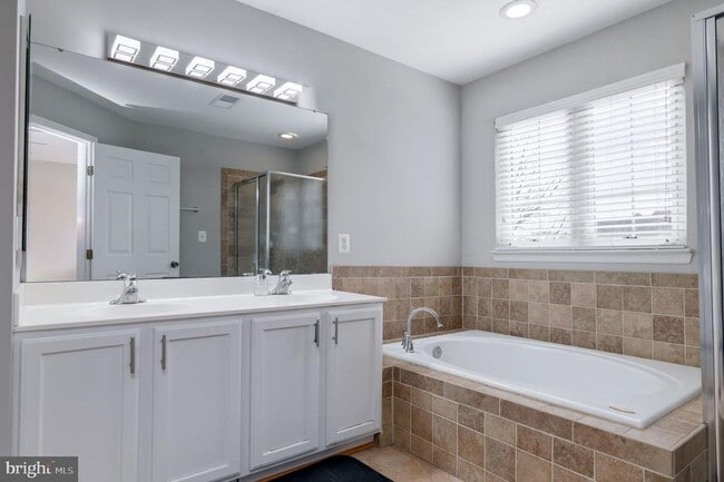 Building Photo - 2558 Banshire Dr