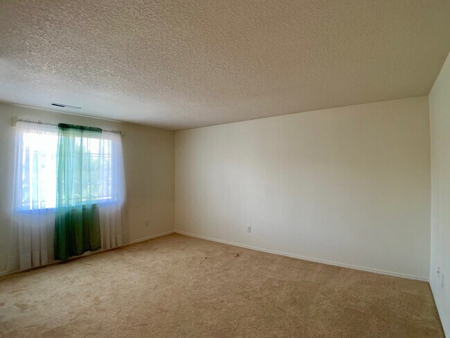 Building Photo - Unique 4 Bedroom Home- Minutes to Vancouve...