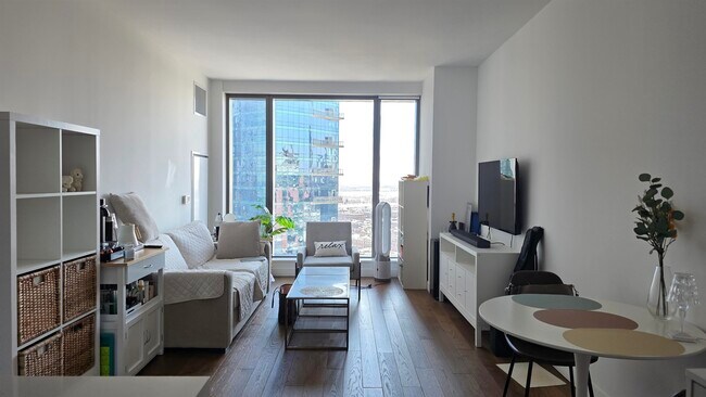 Building Photo - 99 Hudson St