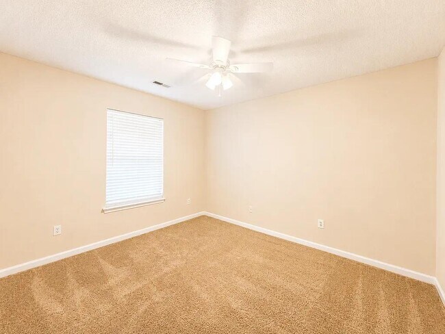Building Photo - 9 Green Oak Dr