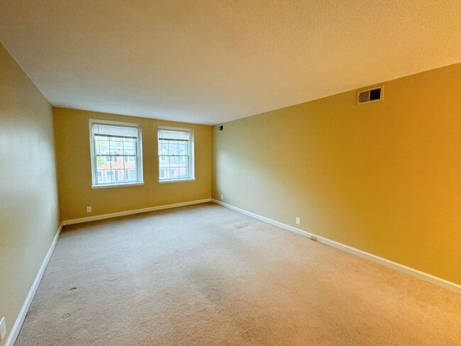 Building Photo - Charming 1 Bed 1 Bath Condo In Amenity-filled Fairlington Villages - Water Included