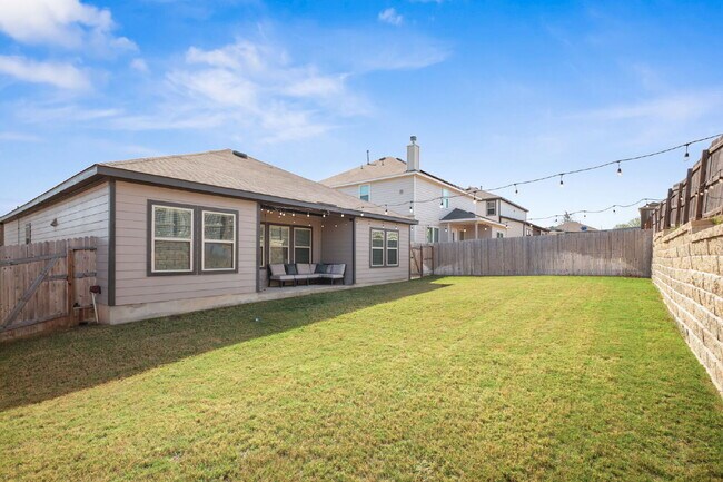 Building Photo - "Charming 3-Bed, 2-Bath Oasis with 1,753 S...
