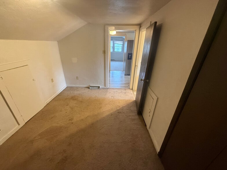 Building Photo - 405 Hillis St