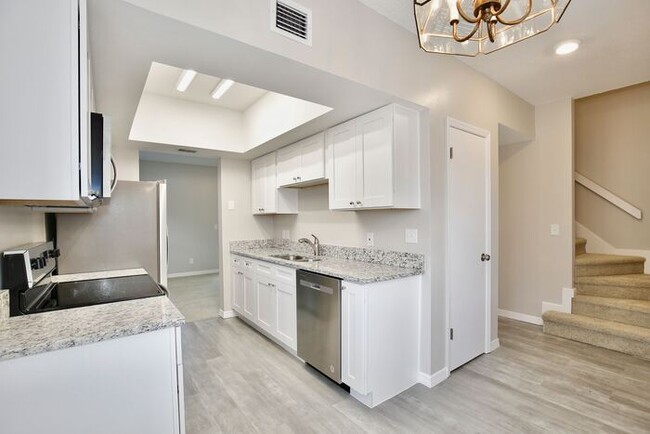 Building Photo - Cozy 2/2.5 Spacious Townhome with 2 Master...