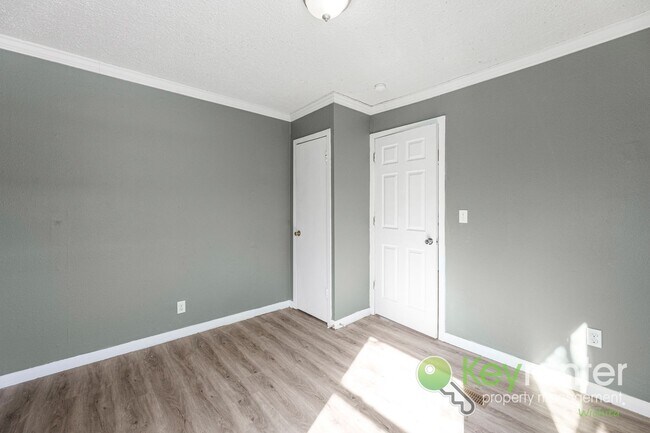 Building Photo - Renovated 2 bedroom | 1 Bath Duplex