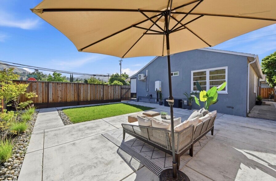 Building Photo - 641 Toyon Ave