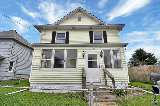 Building Photo - Large Single Family Rental - Available Now
