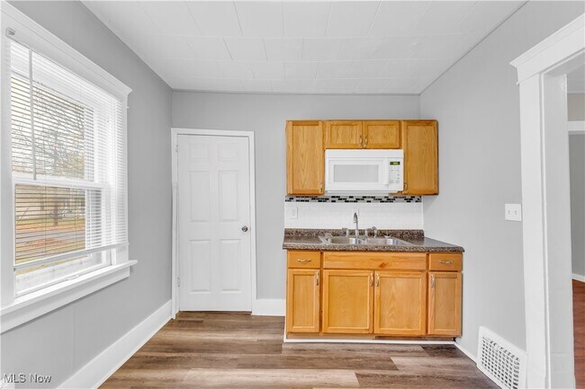 Building Photo - 1296 W Wilbeth Rd