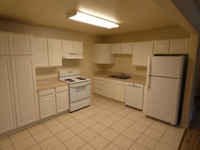 Building Photo - **Spacious Duplex** Lower Level