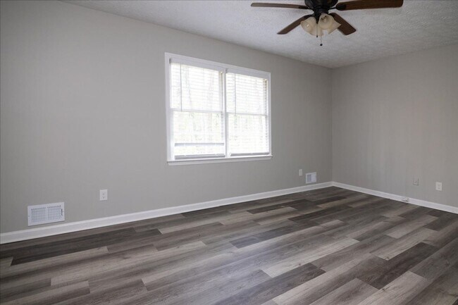 Building Photo - Spacious 3/2 Ranch Home w/ 2 Car Garage in Quiet Neighborhood