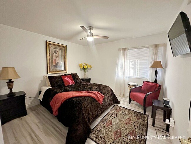 Building Photo - 1405 E Vegas Valley Dr