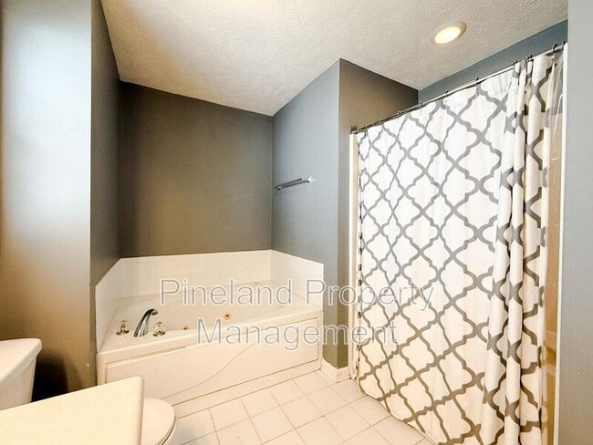 Building Photo - 225 Shakerstone Dr