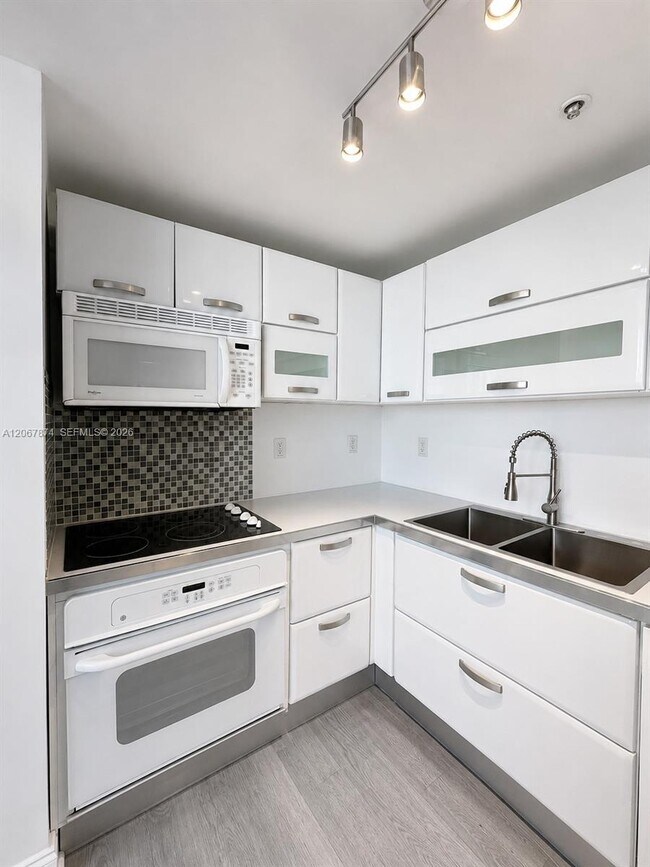 Building Photo - 6580 Indian Creek Dr
