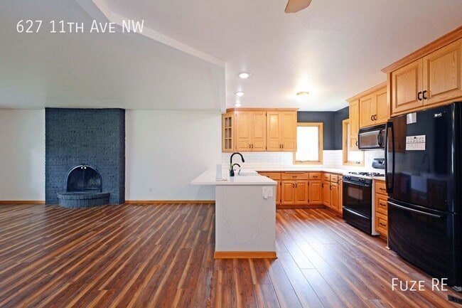 Building Photo - 627 11th Ave NW