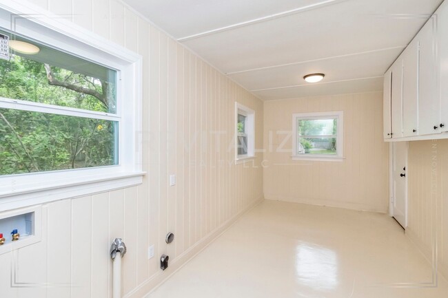 Building Photo - **Half-off Deposit!** Beautiful Renovated ...