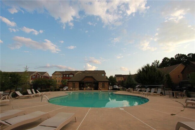 Building Photo - 2132 Greencrest Cir