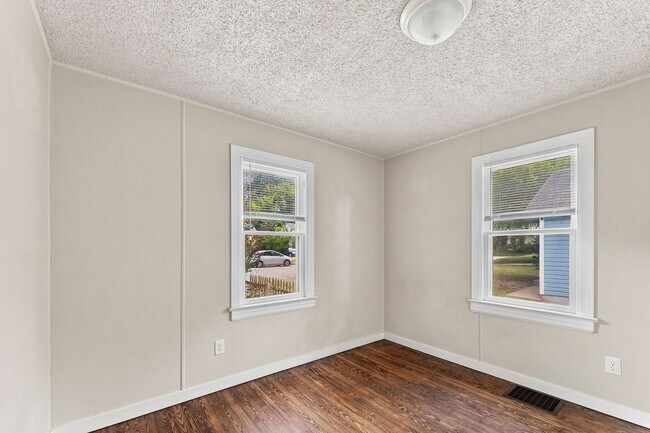 Building Photo - 512 E Cozy St