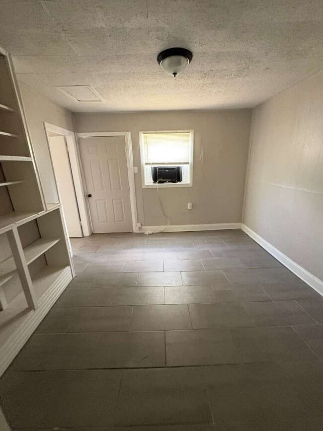 Building Photo - Spacious Home Available in Tampa! 5bed | 2baths