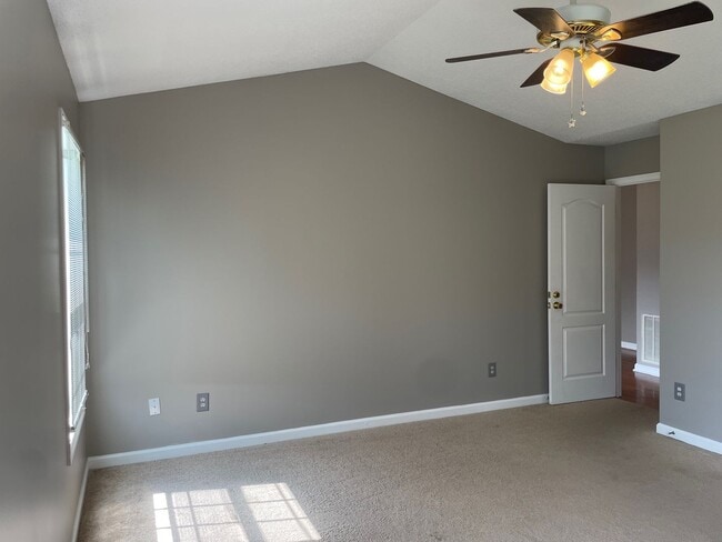 Building Photo - 3-4 Bed with 2 full baths and 2 car garage...