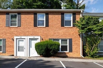Building Photo - 4 Bed/2.5 Bath Townhome Near VT
