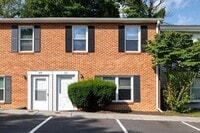 Building Photo - 4 Bed/2.5 Bath Townhome Near VT