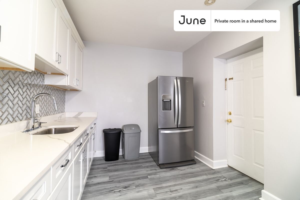 Building Photo - Private bedroom in 3 bed/1 bath Home