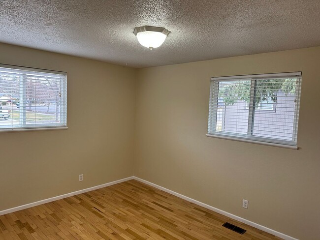 Building Photo - East Medford Three Bedroom for Rent!